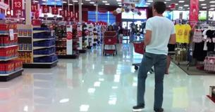 Un hombre pone 'Footloose' y saca sus mejores pasos en una tienda, pero nadie más puede escuchar la música Un hombre pone 'Footloose' y saca sus mejores pasos en una tienda, pero nadie más puede escuchar la música