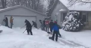 Wrestling Team Spends Snow Day Plowing Community Driveways With Incredible Speed Wrestling Team Spends Snow Day Plowing Community Driveways With Incredible Speed