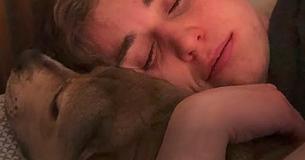 Un chien de refuge traumatisé a peur des humains. Mais une nuit avec son nouveau frère change tout. Un chien de refuge traumatisé a peur des humains. Mais une nuit avec son nouveau frère change tout.