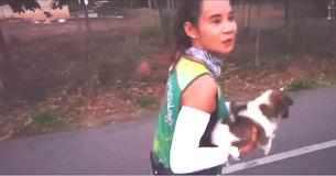 Marathon Runner Finds Abandoned Puppy Halfway Through Race And Carries Him With Her For 19 Miles Marathon Runner Finds Abandoned Puppy Halfway Through Race And Carries Him With Her For 19 Miles