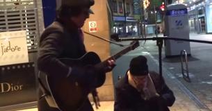 Un vagabundo pide cantar con un músico callejero, a segundos de empezar los transeúntes se detuvieron asombrados Un vagabundo pide cantar con un músico callejero, a segundos de empezar los transeúntes se detuvieron asombrados