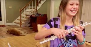 Une jeune fille essayent de faire de la flûte et son chien est hilarant Une jeune fille essayent de faire de la flûte et son chien est hilarant