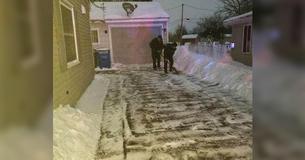 Firefighters Rush To Help Mom Deliver Baby Then Melt Hearts With 2nd Kind Gesture Firefighters Rush To Help Mom Deliver Baby Then Melt Hearts With 2nd Kind Gesture