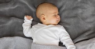 Une jeune maman a le temps de prendre sa douche et de terminer son café pendant qu'il est encore chaud, grâce à une idée brillante. Une jeune maman a le temps de prendre sa douche et de terminer son café pendant qu'il est encore chaud, grâce à une idée brillante.