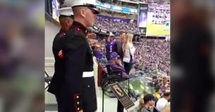 People Were Shocked These Marines Didn’t Salute During The Anthem Until They Saw The Sign Nearby People Were Shocked These Marines Didn’t Salute During The Anthem Until They Saw The Sign Nearby