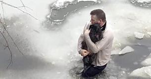 Man Throws Himself Into Icy Creek To Rescue Stranger's Dog Trapped in Freezing Water Man Throws Himself Into Icy Creek To Rescue Stranger's Dog Trapped in Freezing Water