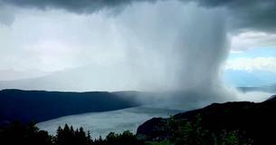 Traveler Captures Spectacular Time-Lapse Of “Tsunami From Heaven” Traveler Captures Spectacular Time-Lapse Of “Tsunami From Heaven”