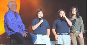 Kenny Rogers Watches With Pride As His Twin Sons Join Him On Stage For A Song Kenny Rogers Watches With Pride As His Twin Sons Join Him On Stage For A Song