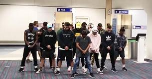 Dançarinos presos em aeroporto por 6 horas impressionam a todos com uma rotina de dança incrível Dançarinos presos em aeroporto por 6 horas impressionam a todos com uma rotina de dança incrível