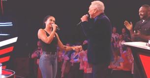 Jovem mulher começou a cantar quando Tom Jones pegou sua mão para cantar a música de Dirty Dance, o que fez a casa cair Jovem mulher começou a cantar quando Tom Jones pegou sua mão para cantar a música de Dirty Dance, o que fez a casa cair