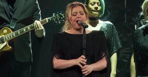 Kelly Clarkson Grips Crowd From The First Note With Her Spellbinding Version Of Kelly Clarkson Grips Crowd From The First Note With Her Spellbinding Version Of