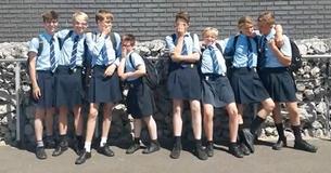 Grupp Med Killar Har Förbjud Till Att ha På Sig Shorts Trots Galet Varma Temperaturer Slår Tillbaka Med Att Ha På Sig Kjolar Grupp Med Killar Har Förbjud Till Att ha På Sig Shorts Trots Galet Varma Temperaturer Slår Tillbaka Med Att Ha På Sig Kjolar