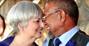 Namorados no ensino médio que foram separados pelo racismo se reencontram e se casam 45 anos depois Namorados no ensino médio que foram separados pelo racismo se reencontram e se casam 45 anos depois
