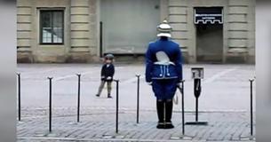 Swedish Guard Breaks Rules To Brighten Child's Day While On Duty At Royal Palace Swedish Guard Breaks Rules To Brighten Child's Day While On Duty At Royal Palace