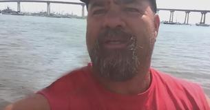 Man Prepares To Take Selfie Then Gets The Best Photobomb Ever Recorded Man Prepares To Take Selfie Then Gets The Best Photobomb Ever Recorded