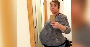 Mamãe que, há oito anos, tentava engravidar, concebe um bebê e gêmeos na mesma semana Mamãe que, há oito anos, tentava engravidar, concebe um bebê e gêmeos na mesma semana