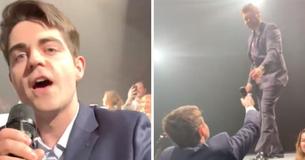 Michael Bublé Hands Microphone To Random Fan, Is Shocked By Incredible Sinatra Cover Michael Bublé Hands Microphone To Random Fan, Is Shocked By Incredible Sinatra Cover