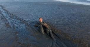 Photographer Crawls Through Marsh To Save Desperate Dying Animal Photographer Crawls Through Marsh To Save Desperate Dying Animal