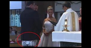 Padrinho tem problema com traje no altar e a igreja não consegue se conter Padrinho tem problema com traje no altar e a igreja não consegue se conter