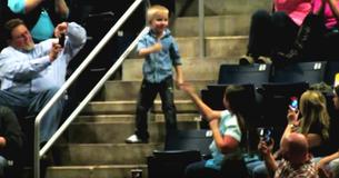 Un pequeño chico se roba el show cuando muestra sus movimientos de baile en un concierto de Rascal Flatts Un pequeño chico se roba el show cuando muestra sus movimientos de baile en un concierto de Rascal Flatts