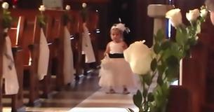 La novia estaba a punto de hacer su entrada triunfal, pero la chica de las flores se robó todas las miradas La novia estaba a punto de hacer su entrada triunfal, pero la chica de las flores se robó todas las miradas