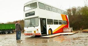 Un père célibataire achète un vieil autobus et le convertit en une maison magnifique pour lui et sa fille Un père célibataire achète un vieil autobus et le convertit en une maison magnifique pour lui et sa fille