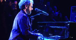 Josh Groban chante l'une des plus grandes chansons de tous les temps et fait vibrer la foule jusqu'aux larmes dès la première note Josh Groban chante l'une des plus grandes chansons de tous les temps et fait vibrer la foule jusqu'aux larmes dès la première note
