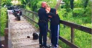 Policeman Finds Missing Man With Autism, First Thing Cop Does Is Give Him A Huge Hug Policeman Finds Missing Man With Autism, First Thing Cop Does Is Give Him A Huge Hug