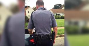 Un officier demande à une femme d'ouvrir son coffre parce que les feux stop ne fonctionnent plus, mais il ne sait pas qu'elle enregistre la scène Un officier demande à une femme d'ouvrir son coffre parce que les feux stop ne fonctionnent plus, mais il ne sait pas qu'elle enregistre la scène