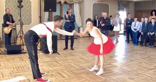 Un couple de jeunes mariés se lance dans une première danse époustouflante devant les invités comme jamais auparavant. Un couple de jeunes mariés se lance dans une première danse époustouflante devant les invités comme jamais auparavant.