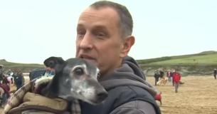 Centenas de pessoas se reuniram para se despedir de querido cachorrinho idoso em última caminhada em sua praia favorita Centenas de pessoas se reuniram para se despedir de querido cachorrinho idoso em última caminhada em sua praia favorita