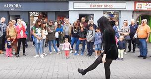 Une dame irlandaise danse dans la rue mais ne s'attendait pas à ce qu'une petite fille dans le public lui vole soudainement le spectacle Une dame irlandaise danse dans la rue mais ne s'attendait pas à ce qu'une petite fille dans le public lui vole soudainement le spectacle