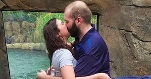 Uma filhote de hipopótamo entrou de penetra na foto de um pedido de casamento — e foi uma gracinha Uma filhote de hipopótamo entrou de penetra na foto de um pedido de casamento — e foi uma gracinha