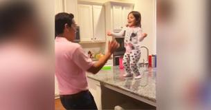 Mãe flagra pai e garotinha dançando adoráveis passos de salsa juntos. Mãe flagra pai e garotinha dançando adoráveis passos de salsa juntos.