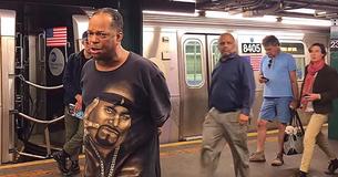 Homem canta “Unchained Melody” no metrô e as pessoas param na mesma hora quando ouvem a sua voz Homem canta “Unchained Melody” no metrô e as pessoas param na mesma hora quando ouvem a sua voz