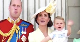 Trooping The Colour: Príncipe Louis saúda a multidão em seu primeiro evento real Trooping The Colour: Príncipe Louis saúda a multidão em seu primeiro evento real