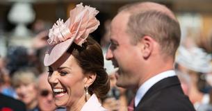 Uma rara demonstração pública de afeto entre os pombinhos Príncipe William e Kate Middleton é flagrada em festa nos jardins da Rainha Uma rara demonstração pública de afeto entre os pombinhos Príncipe William e Kate Middleton é flagrada em festa nos jardins da Rainha
