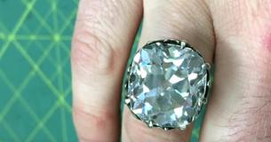 Woman Who Bought a Ring For $13 Finds Out That It’s Worth Nearly 1 Million Dollars Woman Who Bought a Ring For $13 Finds Out That It’s Worth Nearly 1 Million Dollars