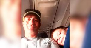 Ängstliche Mutter setzt ihren autistischen Sohn auf seinen ersten Flug ohne Begleitung und bekommt bald eine Textnachricht von seinem Sitznachbar über das Verhalten ihres Sohnes Ängstliche Mutter setzt ihren autistischen Sohn auf seinen ersten Flug ohne Begleitung und bekommt bald eine Textnachricht von seinem Sitznachbar über das Verhalten ihres Sohnes