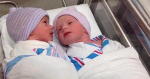 Des filles jumelles tiennent leur première conversation une heure après leur naissance Des filles jumelles tiennent leur première conversation une heure après leur naissance