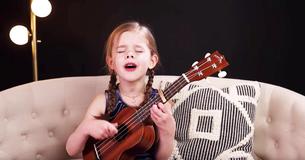 Une enfant de 6 ans reprend une chanson classique d'Elvis avec une performance très émouvante Une enfant de 6 ans reprend une chanson classique d'Elvis avec une performance très émouvante
