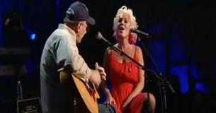 Su padre veterano de guerra subió al escenario por primera vez y todos estaban en lágrimas al final de la canción. Su padre veterano de guerra subió al escenario por primera vez y todos estaban en lágrimas al final de la canción.