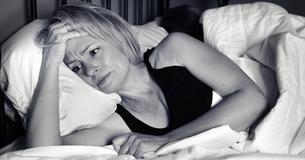Volgens onderzoek liggen oudere ouders nog steeds wakker en piekeren ze over hun volwassen kinderen Volgens onderzoek liggen oudere ouders nog steeds wakker en piekeren ze over hun volwassen kinderen