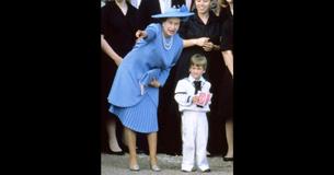 La reina Isabel corriendo tras un joven príncipe Guillermo es tan digno de ver La reina Isabel corriendo tras un joven príncipe Guillermo es tan digno de ver