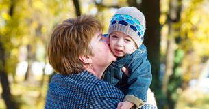 Les enseñan a los niños a cómo rechazar los besos de sus abuelas Les enseñan a los niños a cómo rechazar los besos de sus abuelas