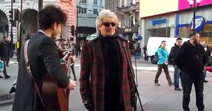 Rod Stewart Notices Street Performer Play His Song And He Can't Help But Join In Rod Stewart Notices Street Performer Play His Song And He Can't Help But Join In