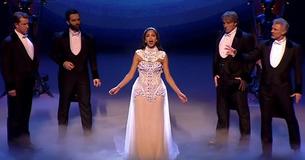 Quattro fantasmi si ergono accanto alla Pop Star per una seducente performance del Quattro fantasmi si ergono accanto alla Pop Star per una seducente performance del