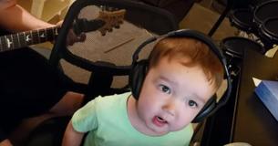 Un bimbo di 2 anni utilizza il microfono del padre per esibirsi in un classico di Elvis e fa sciogliere il cuore a tutti Un bimbo di 2 anni utilizza il microfono del padre per esibirsi in un classico di Elvis e fa sciogliere il cuore a tutti