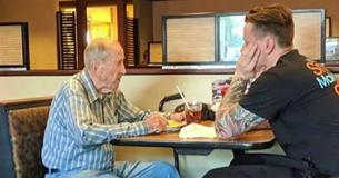 Woman Witnesses Kindness Of Waiter Sitting With Lonely 91-Year-Old Veteran At Diner Woman Witnesses Kindness Of Waiter Sitting With Lonely 91-Year-Old Veteran At Diner