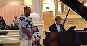 Homem choca hóspedes do resort enquanto canta lindamente com o pianista Homem choca hóspedes do resort enquanto canta lindamente com o pianista